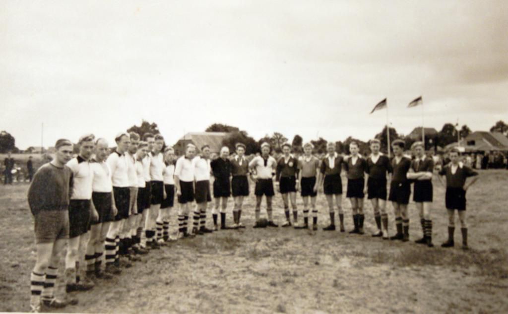 Selecties bij VV Warffum - FC Stern Völlenerfehn in 1957