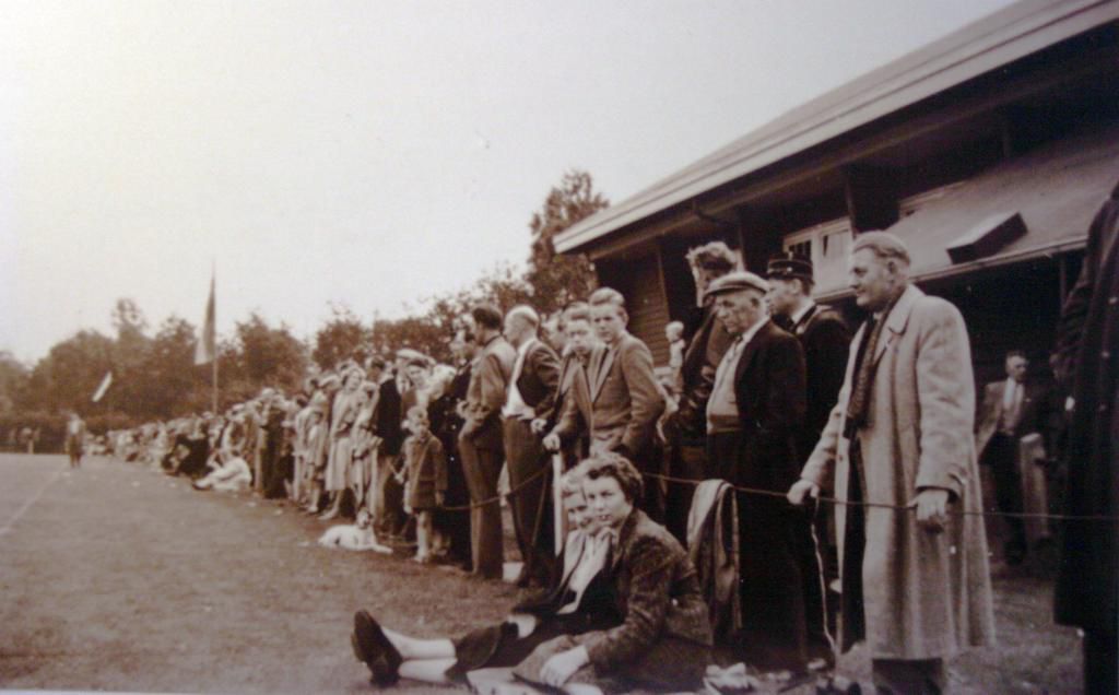 Publiek bij de wedstrijd VV Warffum - FC Stern Völlenerfehn in 1957