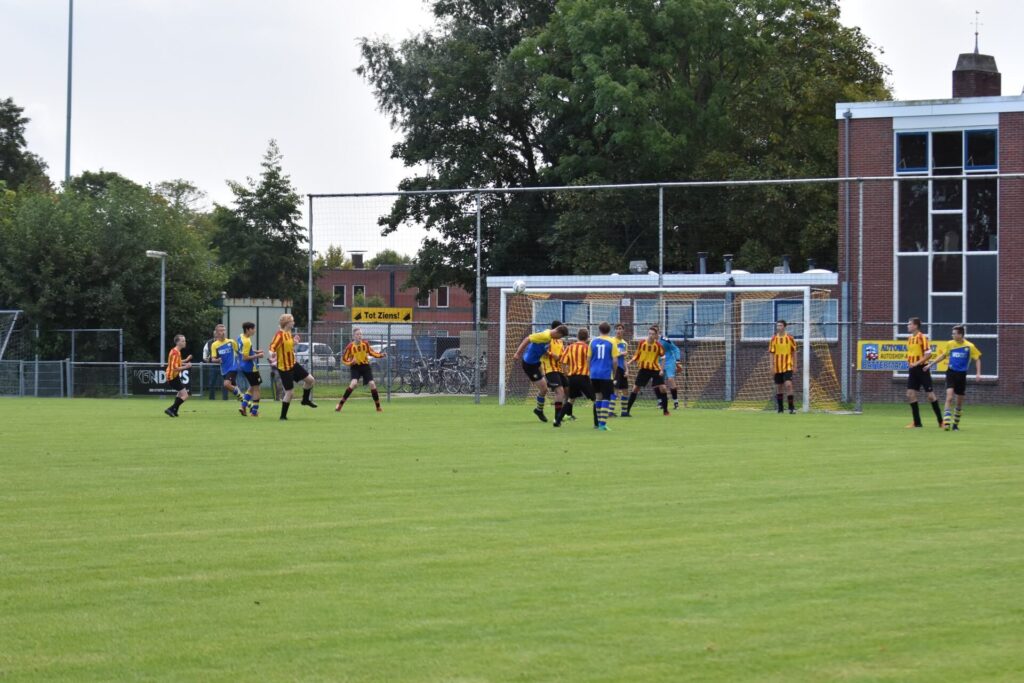 Een wedstrijd van SJO 't Hogeland op Sportpark Westervalge in Warffum.